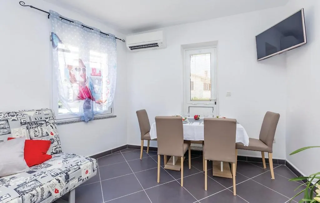 Charmig Home Near Beach With See Veiw Vrbnik Croatia